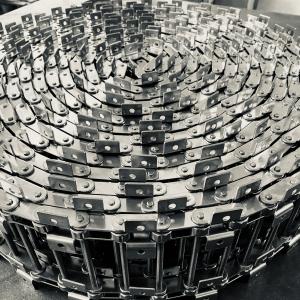 Conveyor chain with attachments