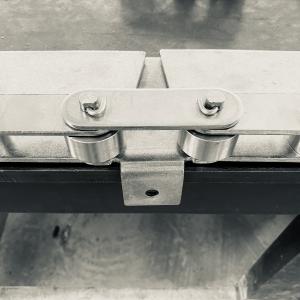 Conveyor chain with attachments 